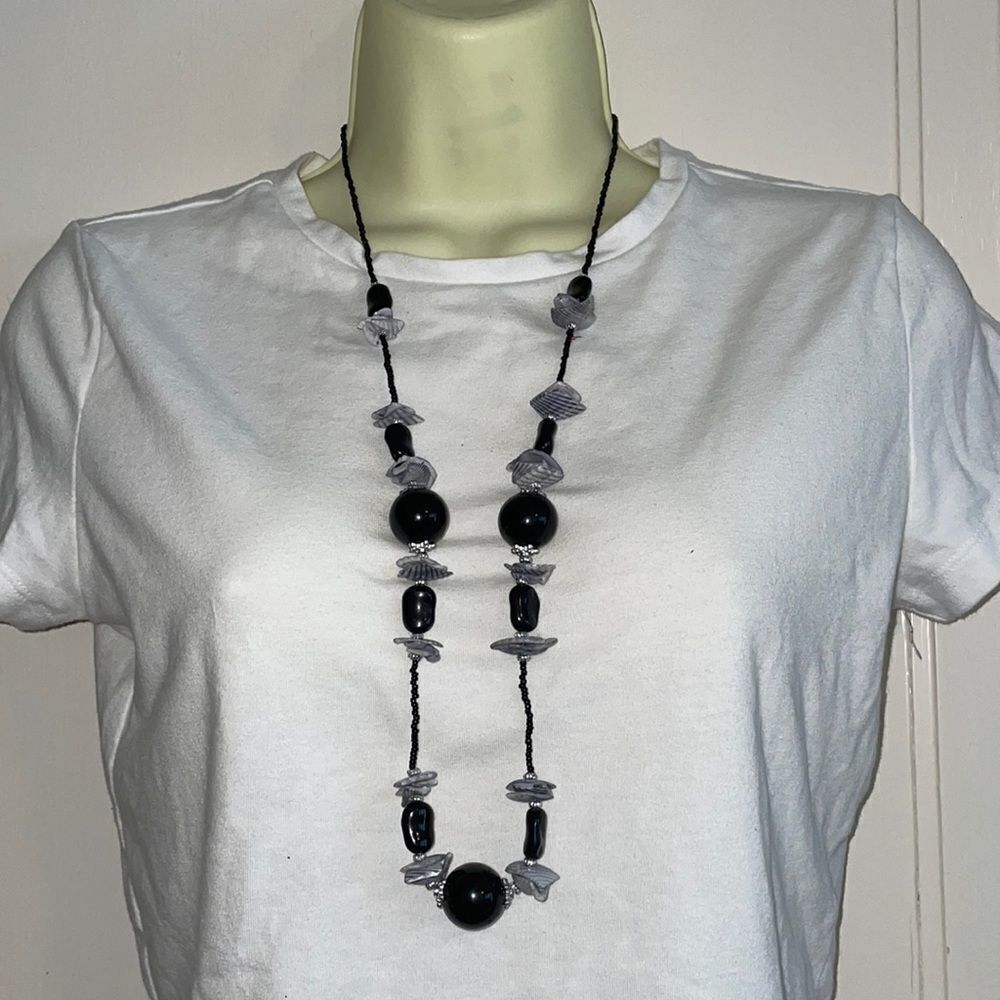 Black beaded & gray‎ broken shell  necklace